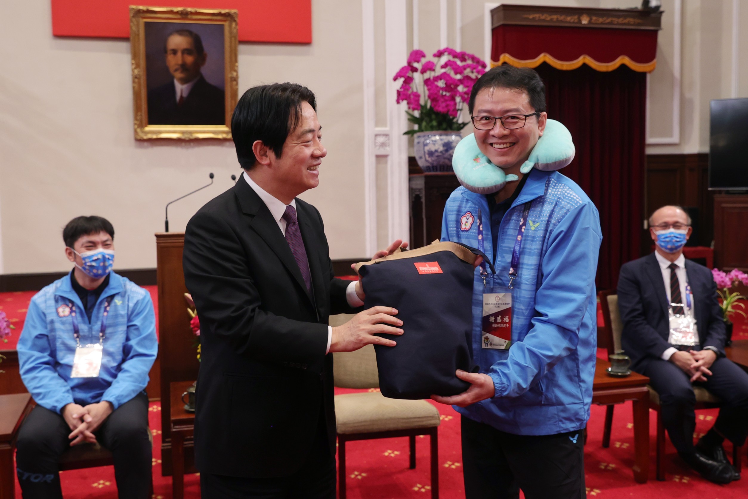 (圖)Vice President William Lai (left) presenting souvenirs to the Deaflympics 2022 delegation, accepted by athlete representative Hsieh Sheng-fu . (provided by the Office of the President)
